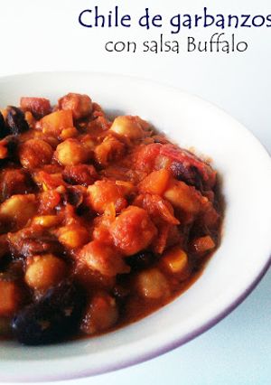 Una foto de Chile vegano de garbanzos con salsa buffalo