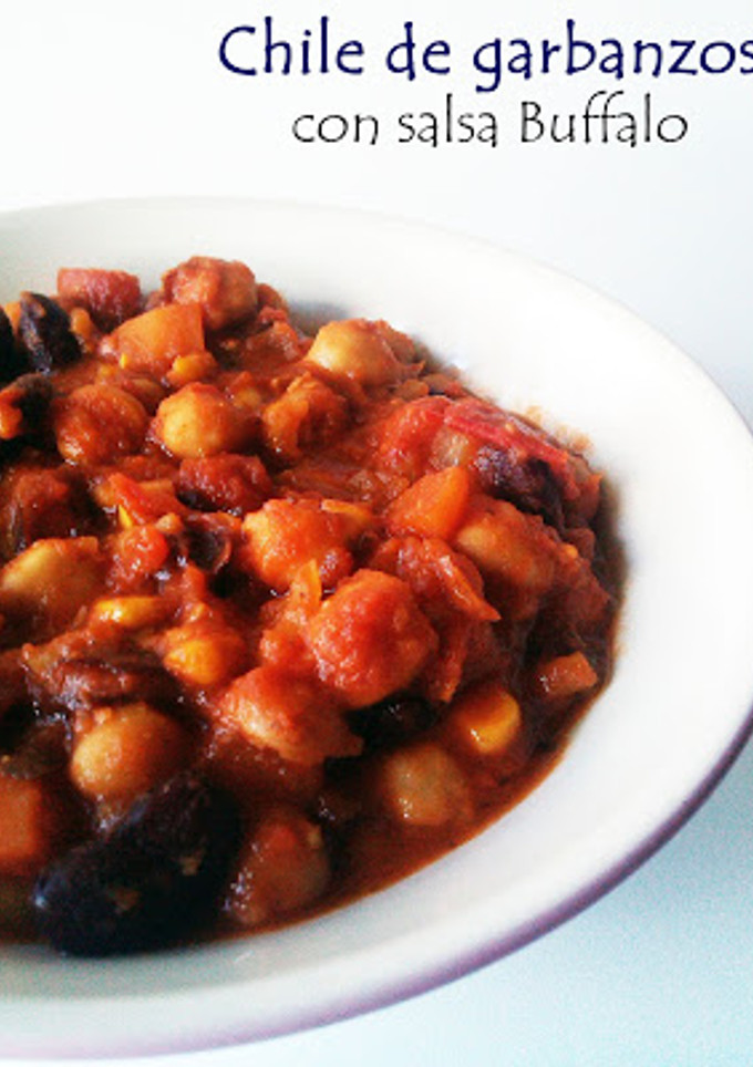 Una foto de Chile vegano de garbanzos con salsa buffalo