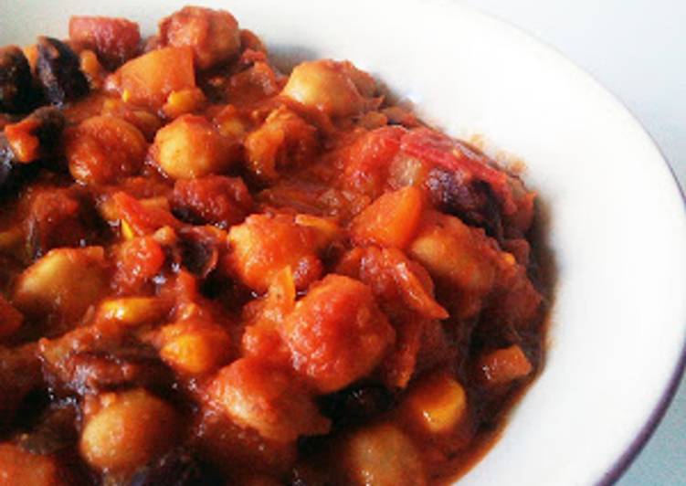 Chile vegano de garbanzos con salsa buffalo