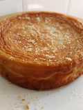 Tarta de queso azul con base de soletilla y cebolla crujiente (sin gluten)