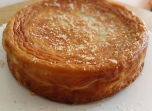 Una foto de Tarta de queso azul con base de soletilla y cebolla crujiente (sin gluten)