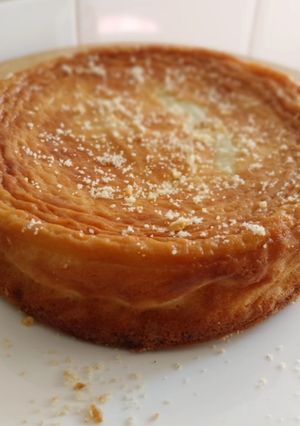 Una foto de Tarta de queso azul con base de soletilla y cebolla crujiente (sin gluten)