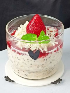 Foto resep Strawberry Cheesecake Overnight Oats 🍓