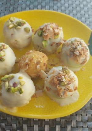 Áfonyás és mangós- kókuszos fehércsokis golyó recept fotója