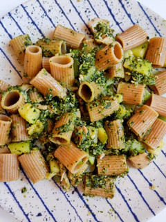 Una foto de Pasta o gnocchi al pesto