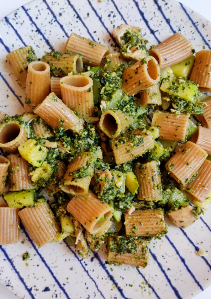 Una foto de Pasta o gnocchi al pesto