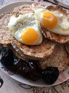 Una foto de Berenjenas con espelta y huevos de codorniz