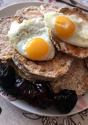 Una foto de Berenjenas con espelta y huevos de codorniz