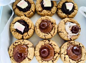 รูปของ คุกกี้โอ้ตหยอดหน้าชอกโกแลตที่ชอบ🍫🍪(Oat cookies topping with Favorite Choco Bar)🍫
