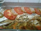 سمكة في الفرن محشوة بالأرز مع الخضر