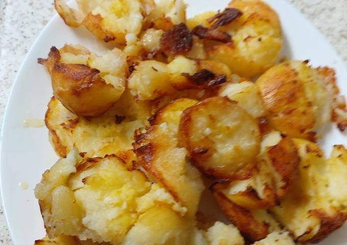 My Garlic Buttered Smashed Roast Potatoes 🥔😍 Recipe By Maureen 😀 Cookpad