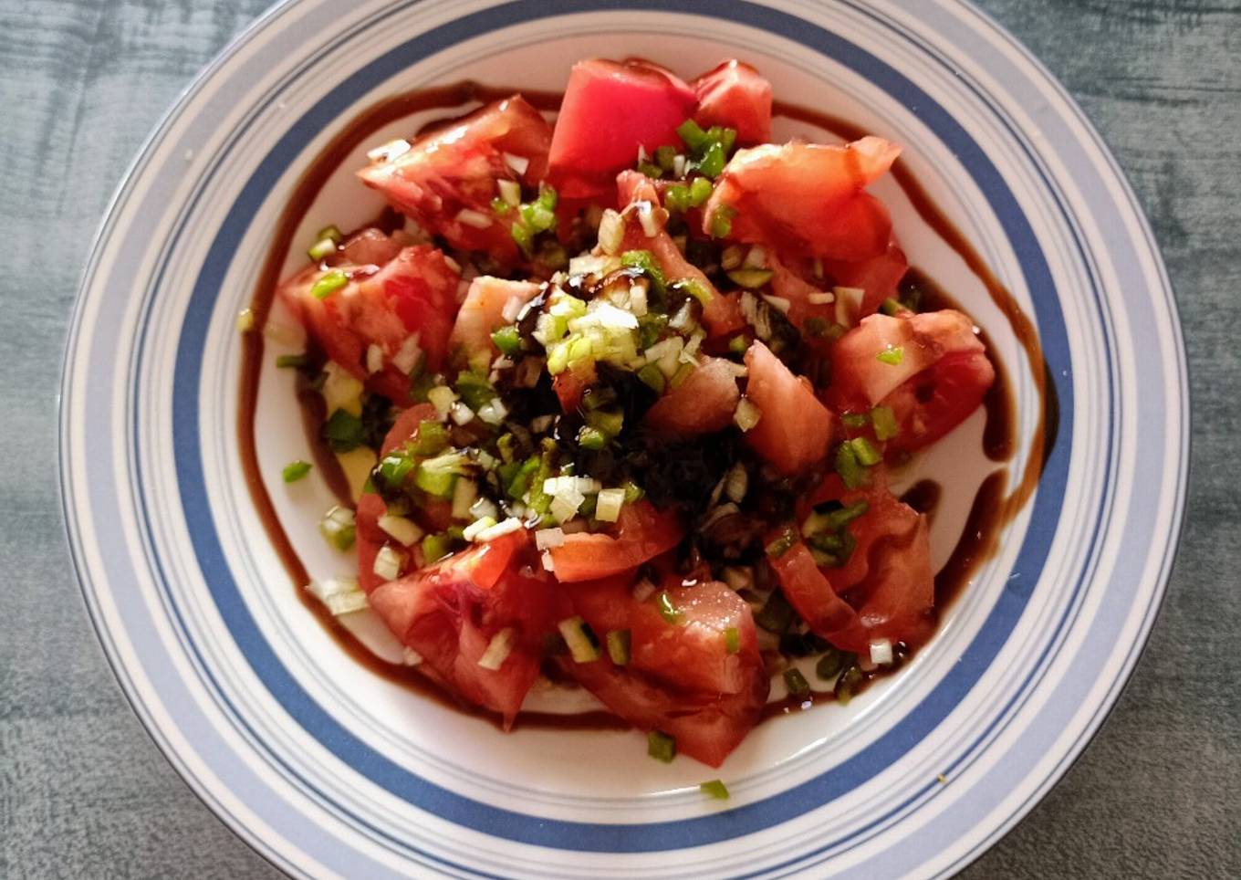 Ensalada de tomate rosa, cebolleta, pimiento verde y calabacín