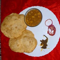 A picture of छोले भटूरे.