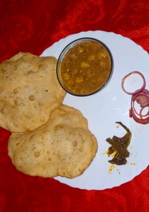 A picture of छोले भटूरे.