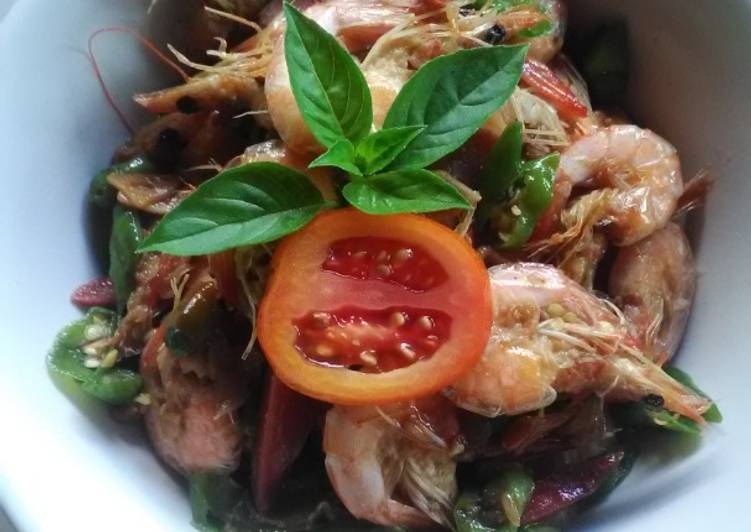 Langkah Mudah untuk Membuat Oseng Udang Sosis Cabe Ijo Anti Gagal
