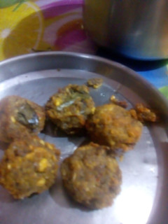 வாழைப்பூ கோலா உருண்டை (Vaazhaipoo kola urundai recipe in tamil) செய்முறை முக்கிய புகைப்படம்