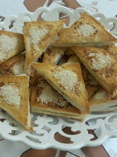 صورة لوصفة مثلثات التونة بالتوست ^^ إختراعي ^^