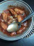 Alitas a la maga, puré de tomate y V8 con vinagre de chile jalapeño en cazuela Geras
