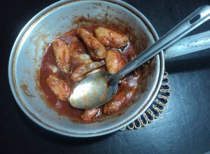 Una foto de Alitas a la maga, puré de tomate y V8 con vinagre de chile jalapeño en cazuela Geras
