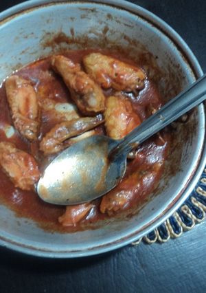 Una foto de Alitas a la maga, puré de tomate y V8 con vinagre de chile jalapeño en cazuela Geras