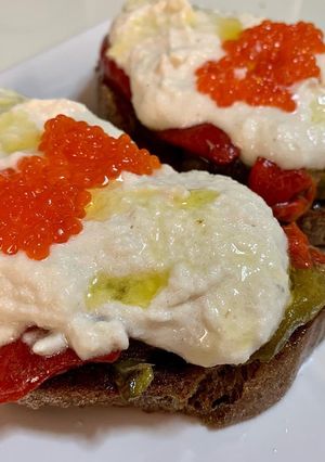 Una foto de Tosta de escalivada y brandada de bacalao
