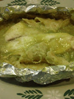 Una foto de Pescado empapelado en salsa verde