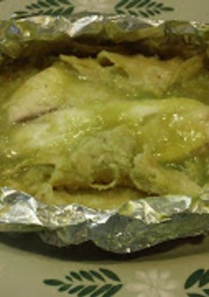 Una foto de Pescado empapelado en salsa verde