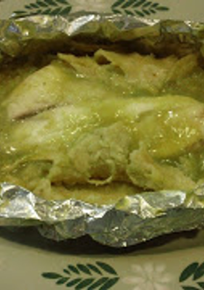 Una foto de Pescado empapelado en salsa verde