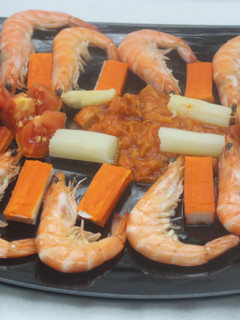 Una foto de Gambas cocidas bien acompañadas