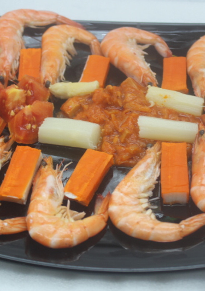 Una foto de Gambas cocidas bien acompañadas