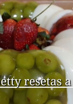 Una foto de Gelatina de leche con frutas encapsuladas