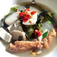 Seaweed, tofu and fishcake soup 海藻豆腐鱼丸汤 A picture of Seaweed, tofu and fishcake soup 海藻豆腐鱼丸汤.