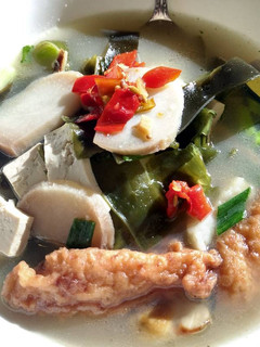 A picture of Seaweed, tofu and fishcake soup 海藻豆腐鱼丸汤.