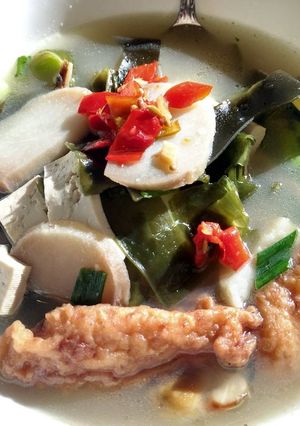 A picture of Seaweed, tofu and fishcake soup 海藻豆腐鱼丸汤.
