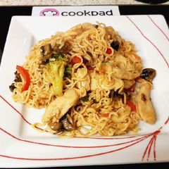 A picture of My Chicken Stir fry with Noodles. 💜.