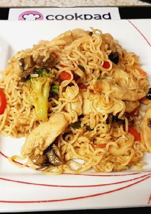 A picture of My Chicken Stir fry with Noodles. 💜.