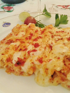 Una foto de Canelones rellenos de carn d'olla con tierra de jamón ibérico