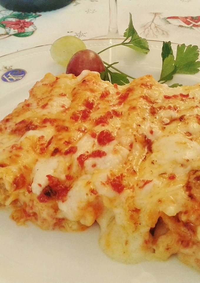 Una foto de Canelones rellenos de carn d'olla con tierra de jamón ibérico