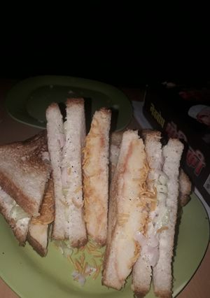 A picture of Mayonnaise potato sandvich.