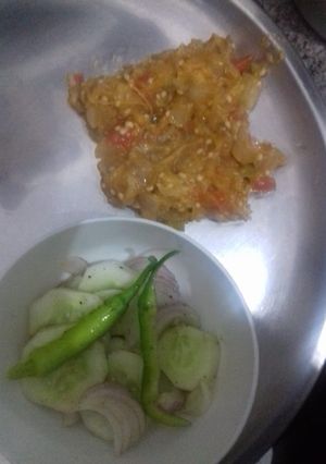A picture of Punjabi Baingan Bharata with salad.