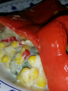 Una foto de Morrones rellenos de humita