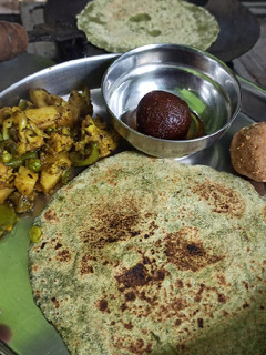 बथुए का पराठा (Bathue ka paratha recipe in Hindi) रेसिपी मुख्य फोटो