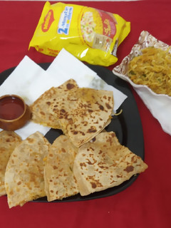 સ્ટફ્ડ વેજ મેગી પરોઠા (Stuffed veg Maggi Paratha Recipe in Gujarati) રેસીપી મુખ્ય ફોટો