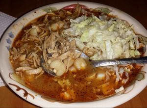 Una foto de Pozole rojo
