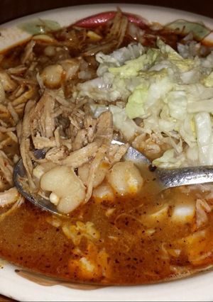 Una foto de Pozole rojo