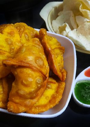 સમોસા (Samosa Recipe in Gujarati) રેસીપી મુખ્ય ફોટો