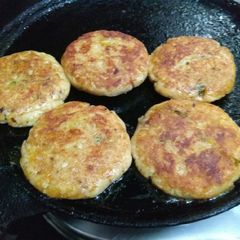 A picture of Bajra and Jowar ke atta ki tikki.