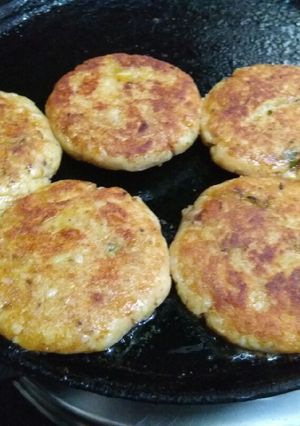 A picture of Bajra and Jowar ke atta ki tikki.