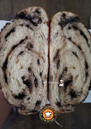 Gambar Same - Day Chocolate Chip Sourdough Bread
