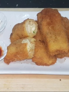 A picture of Chicken cheese bread roll.